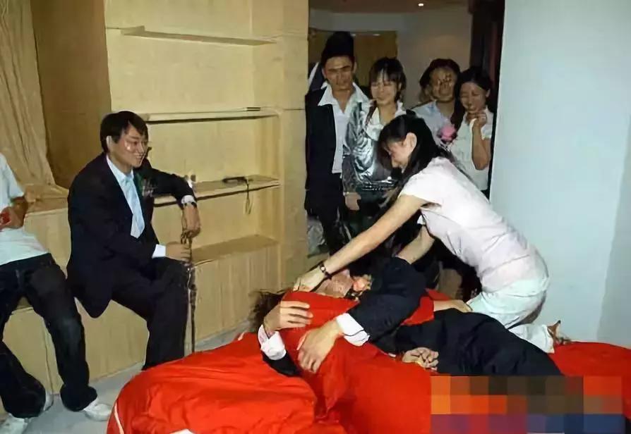 就不能好好结个婚吗？新郎被人用胶带绑路灯杆上泼调料，为啥？