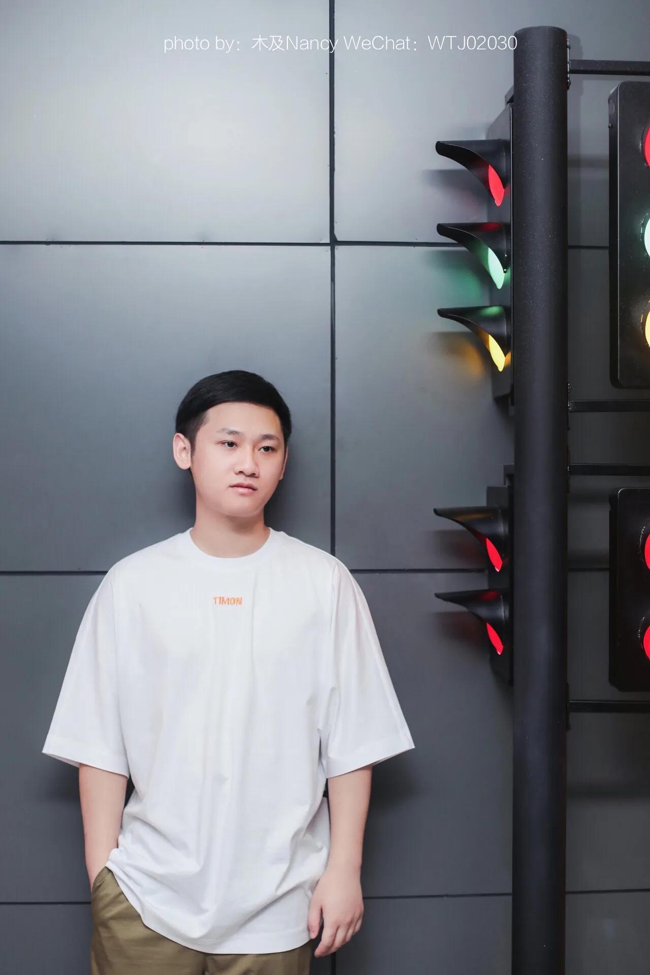 成都大学生情侣来广州旅游、我们去维家思广场拍了一组复古风格片