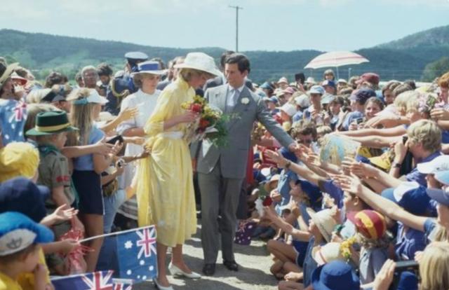 1983年戴安娜带小威廉出访澳洲，母子大出风头，查尔斯沦为背景板
