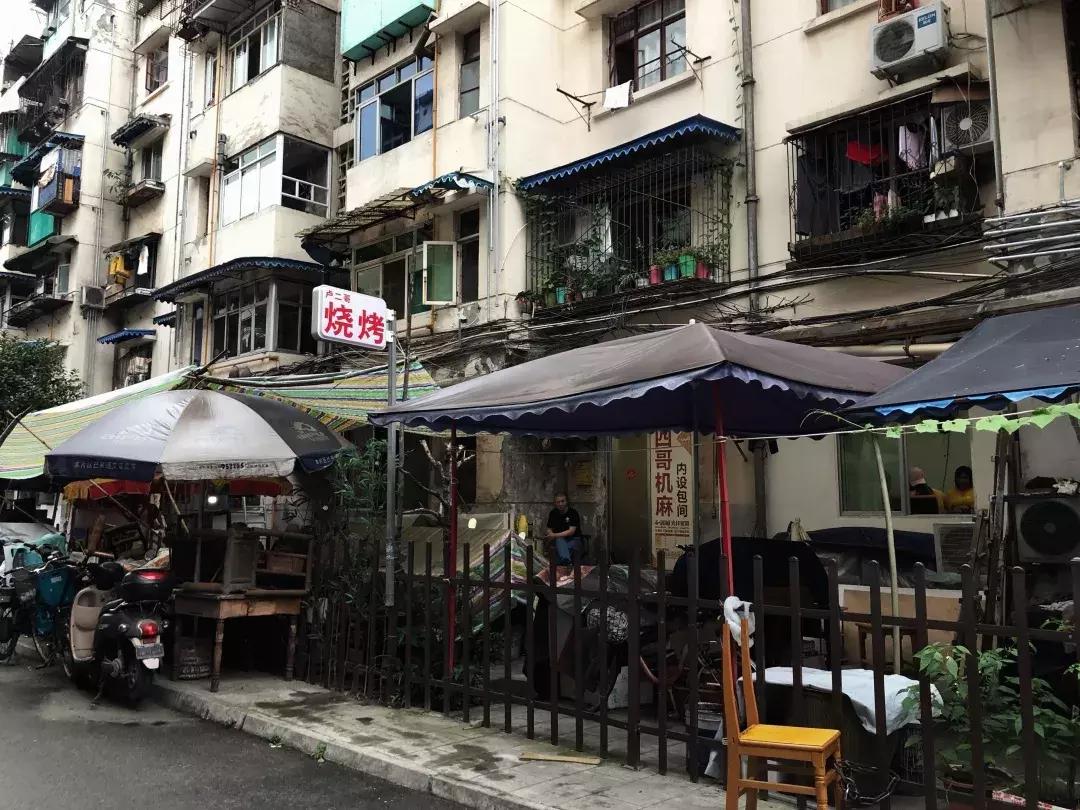 成体,一所靠“抓小偷”牢牢锁死热搜的学校