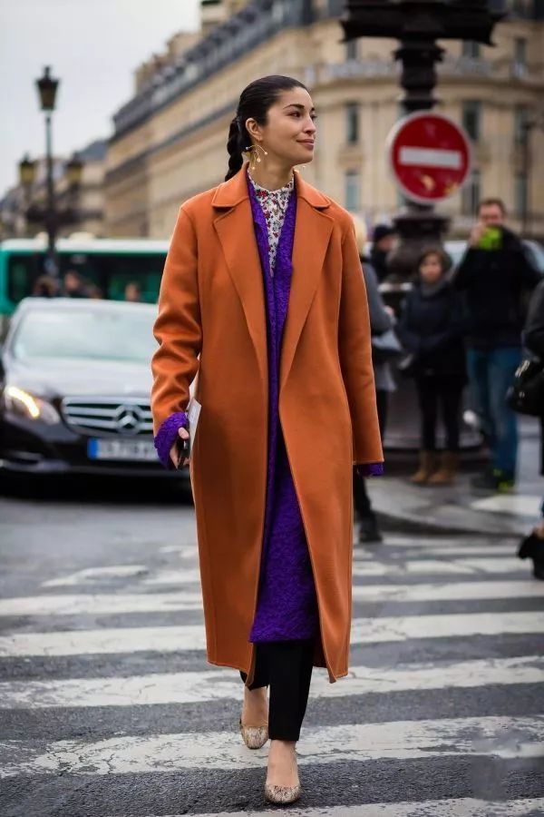 女生什么颜色的大衣显瘦还显白,驼色和深灰色毛呢大衣哪个显白