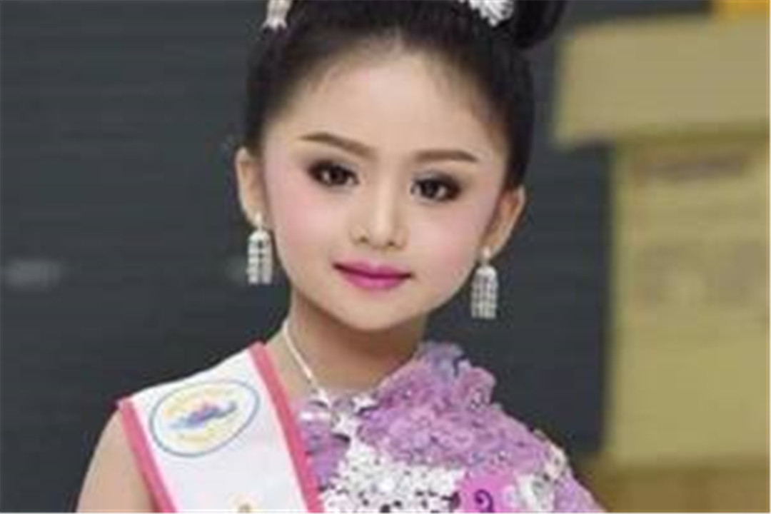 泰国6岁女童获选美冠军素颜,泰国6岁选美冠军卸妆后的样子