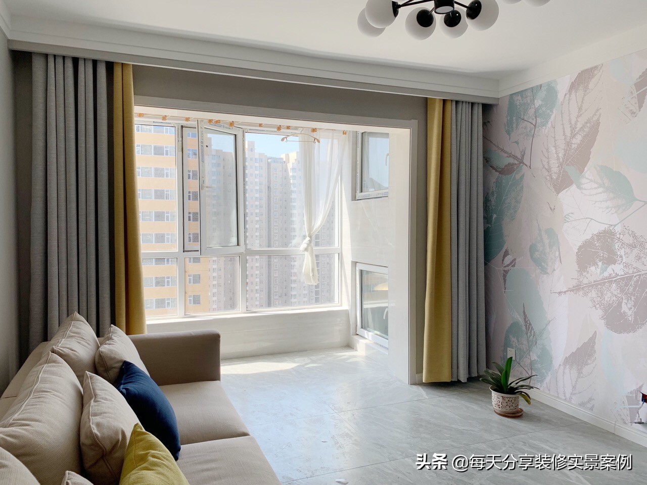 不做吊顶不贴石膏线条效果图,房子不做吊顶不做石膏线好看吗