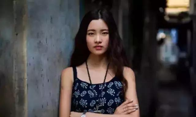 一个普通的上班族起早贪黑,一个打工人四处奔波