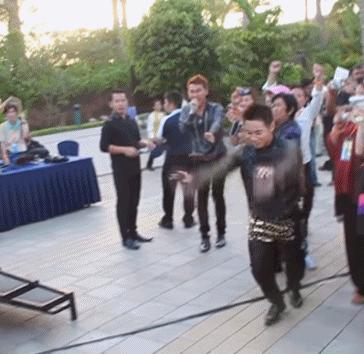 搞笑gif动图滑倒,不小心摔倒的gif搞笑