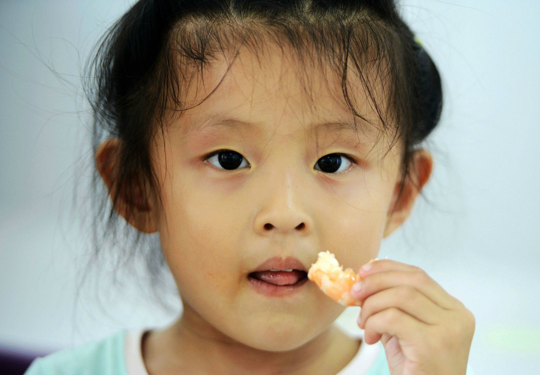 孩子被东西卡到喉咙,小孩子被东西卡喉咙怎么样正常