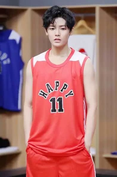 被喻超能少年，早年组合出道，饰演青春剧花彪一角让人印象深刻