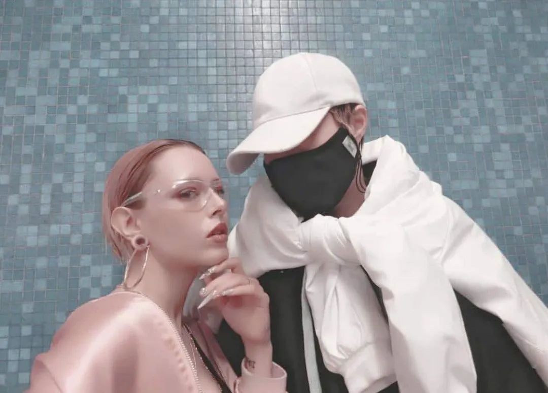 成龙20岁女儿传婚变,清空秀恩爱照片,同性妻子发文称旧照恶心