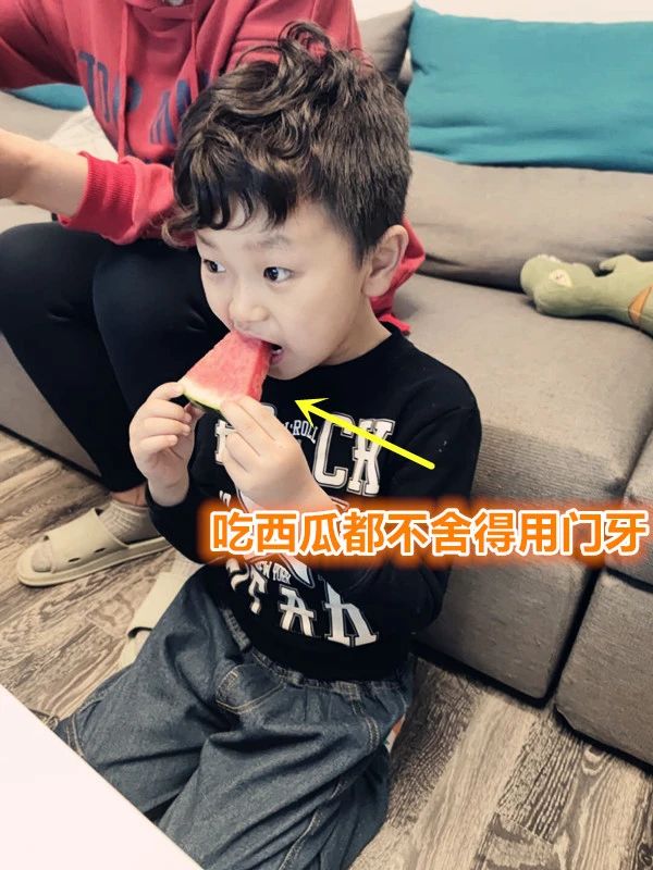 小孩口腔最里面有双排牙,孩子嘴里出了好多牙