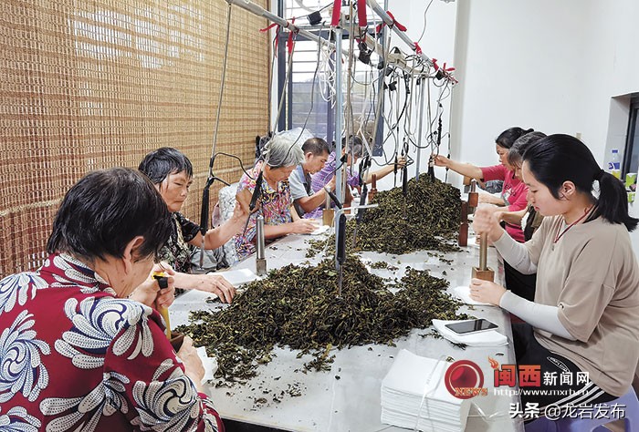 携手脱贫路共圆小康梦