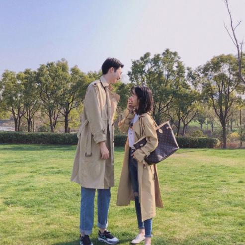 春天约会不穿裙装也美，六套情侣裤装时髦显活力，你的衣柜里也有