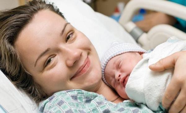 新生儿怎么抱姿势正确,新生儿怎么抱才不会吐奶