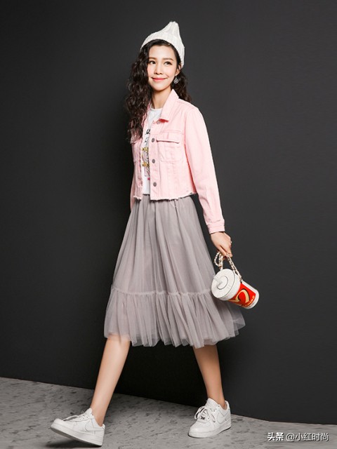 40岁女人减龄穿搭牛仔上衣加纱裙,牛仔外套配纱裙真好看