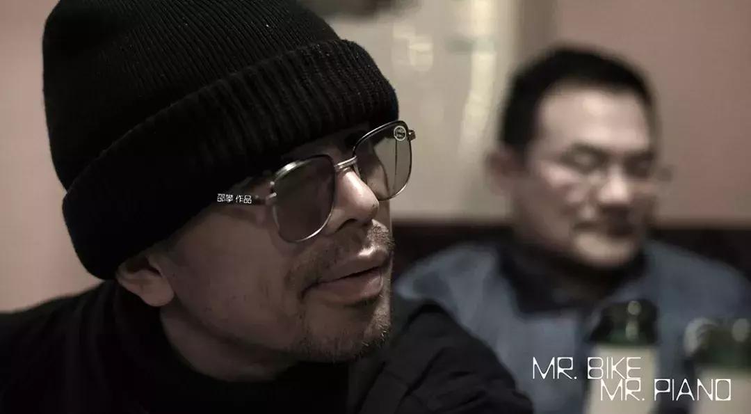 删*片毛**,讲荤段子,还不洗澡,但他教出的学生却能为刘德华写歌