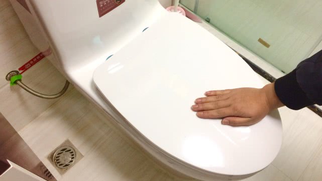 按马桶冲水的正确按法,马桶使用多种方法冲下去