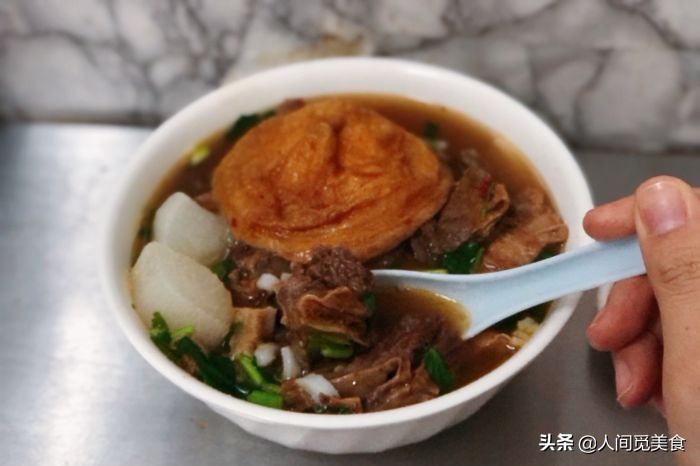 香港大叔广东牛杂,香港大叔卖煲仔饭