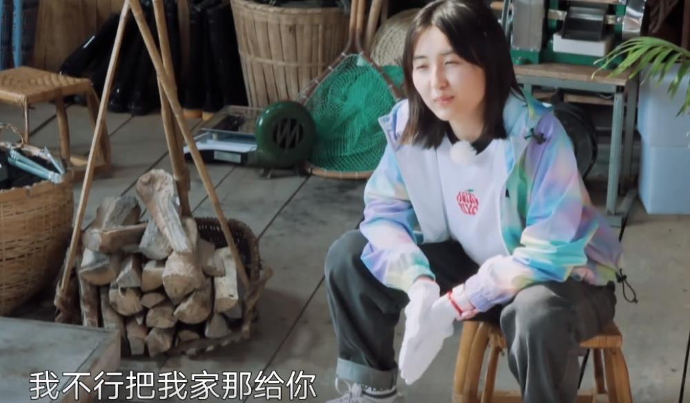 张子枫给彭昱畅捏奖杯,张子枫承包彭昱畅所有帽子