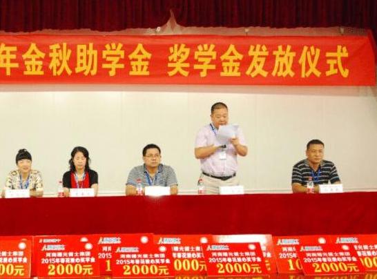 贫困生穿名牌领助学金校方回应,贫困生穿名牌是否取消助学金