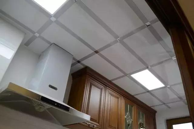 石膏板吊顶与铝扣板吊顶价格比较,铝扣板吊顶和石膏板吊顶价格对比