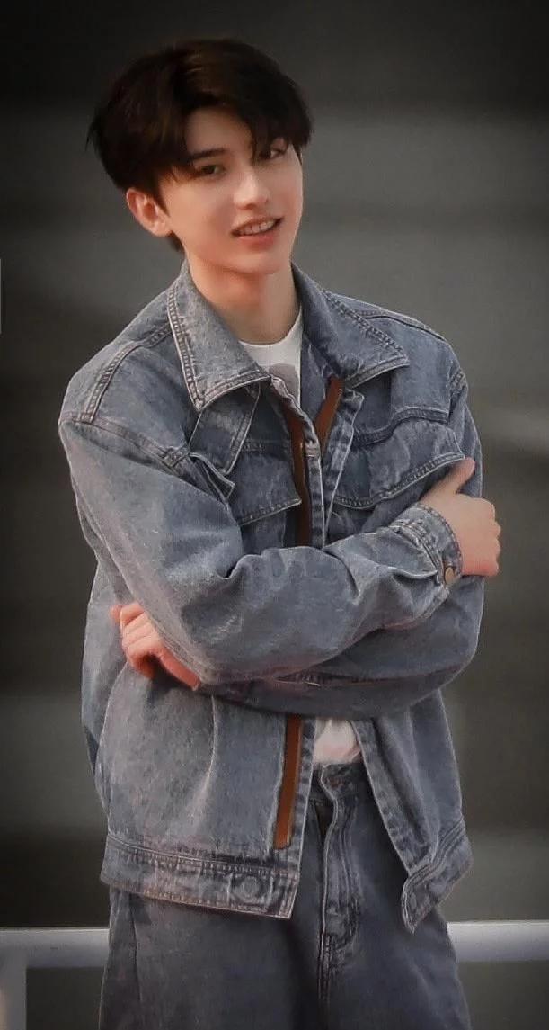 蔡徐坤活动牛仔衣,蔡徐坤牛仔外套最新照片