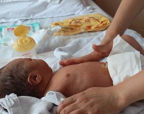 给新生儿按摩肚子的手法,顺产产妇促排尿的穴位按摩