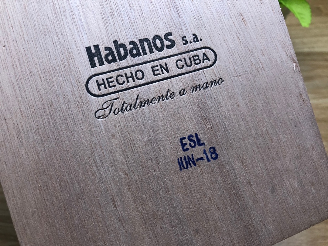 尾牙将至,同事聚餐互相装X,你拿出雪茄静*坐静**着看他们,那场景