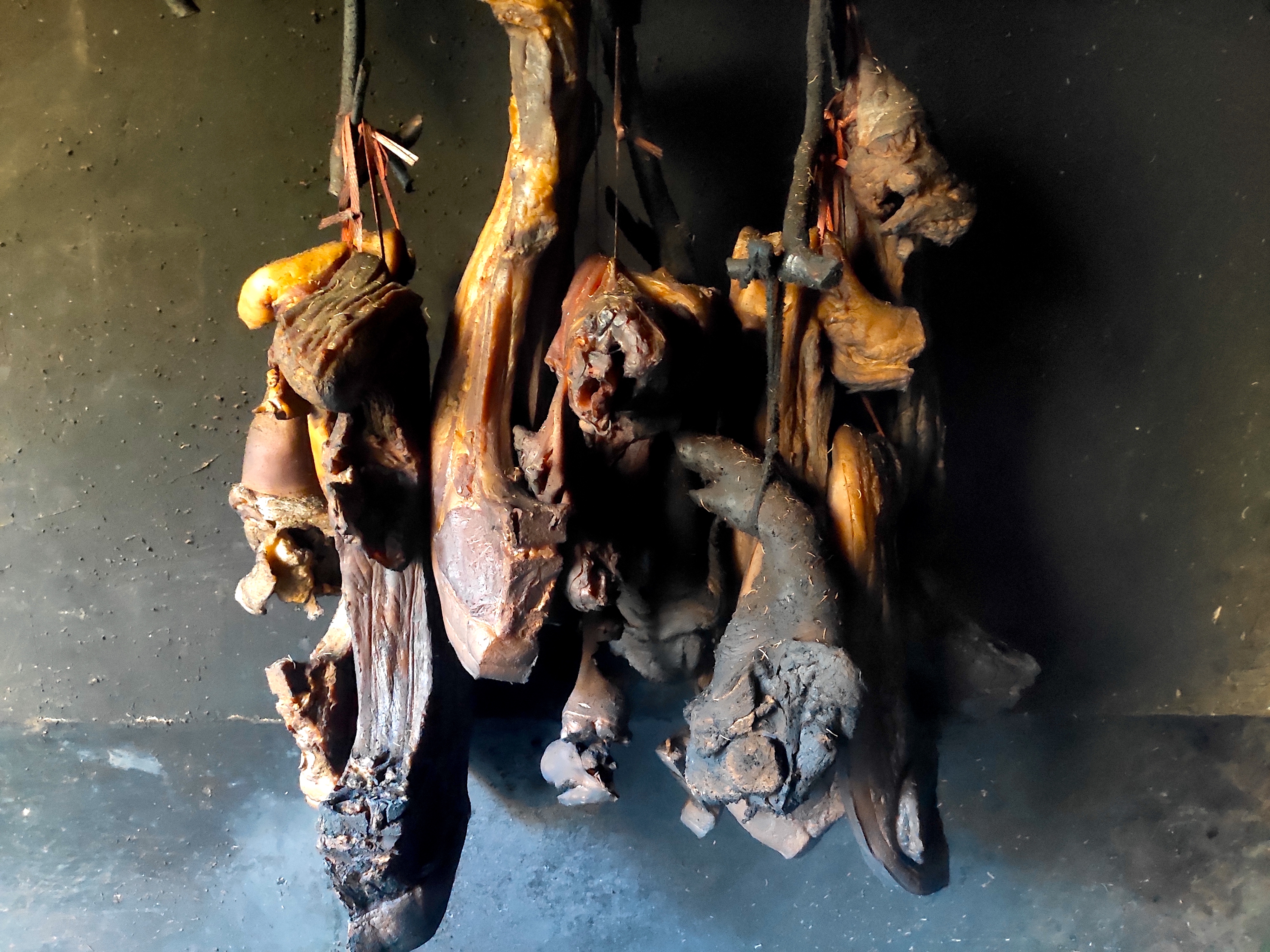 腊肉如何保存是放在冰箱冷冻室吗,香肠腊肉干了又不进冰箱怎么保存