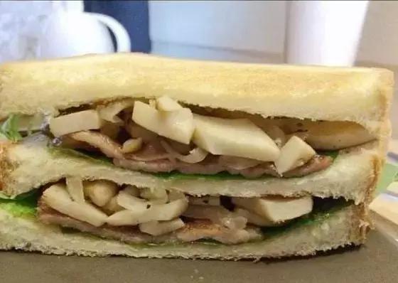 父母看儿子带了100个包子！留学生笑而不语：你是没见过我爸妈……