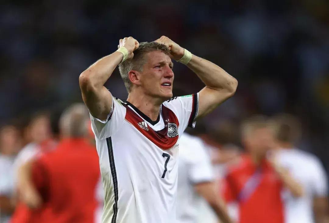 施魏因斯泰格血洒赛场挥手,施魏因斯泰格帅气视频