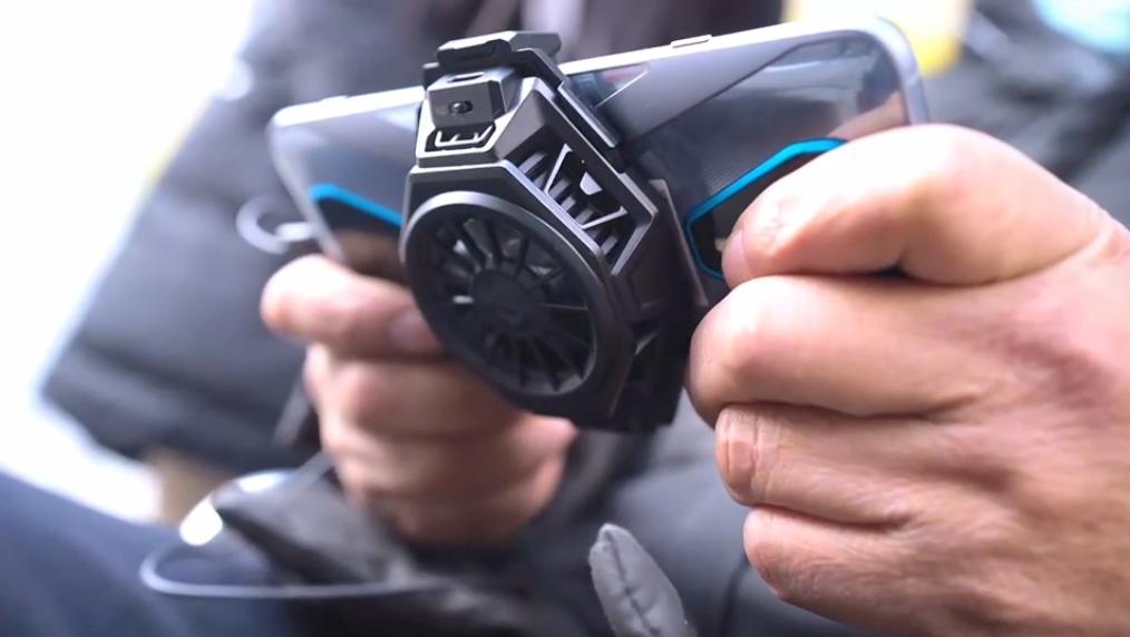 96岁中路老头打王者荣耀长视频,70岁老大爷街头单挑王者