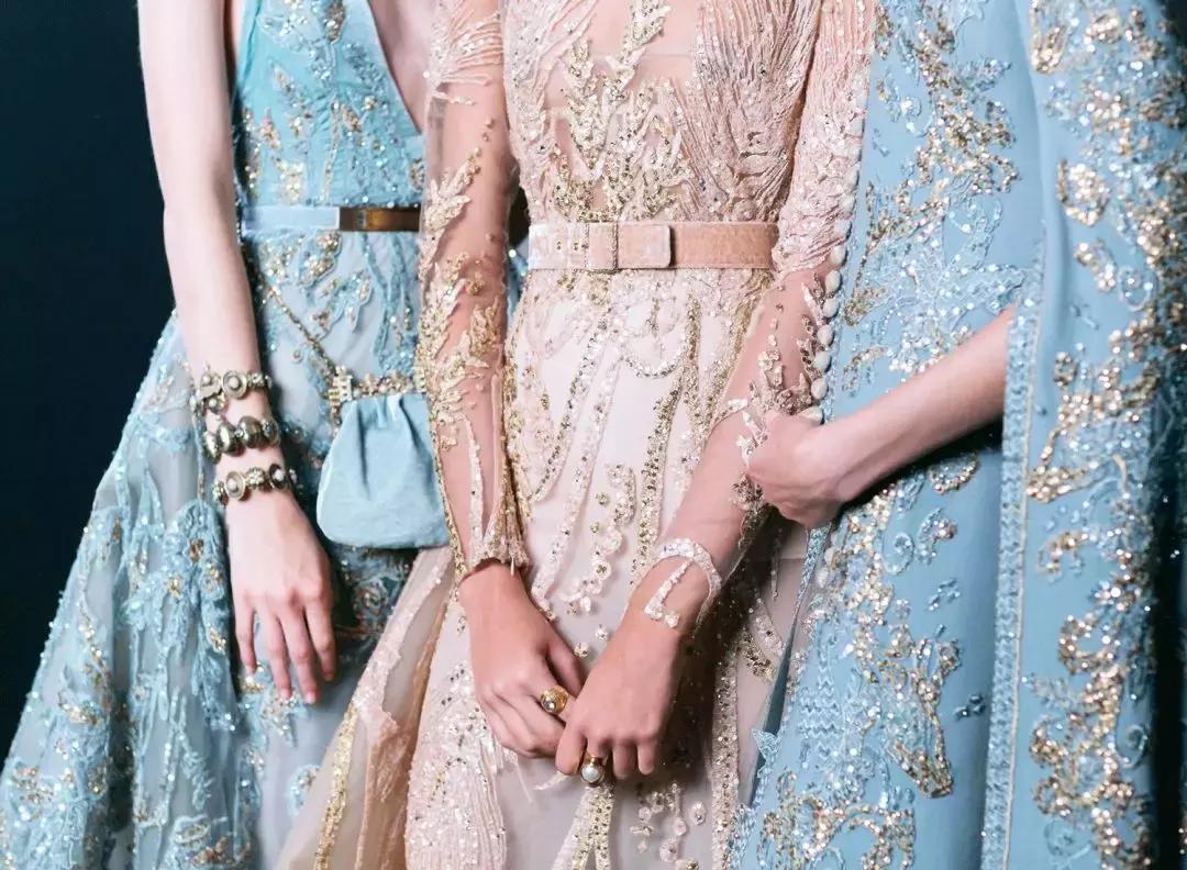 15万颗施华洛世奇水晶,eliesaab婚纱