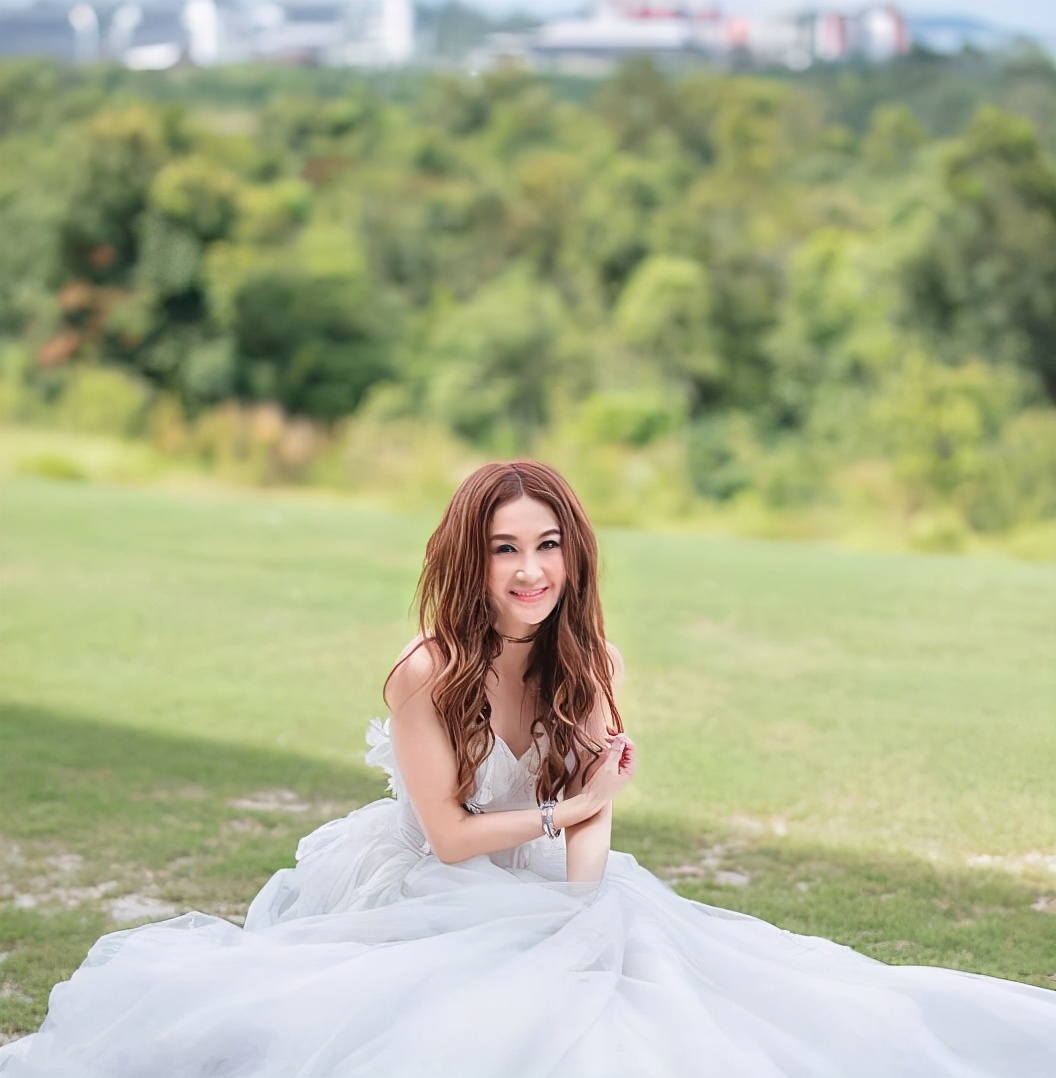 温碧霞年轻的穿搭,温碧霞穿蓬蓬裙