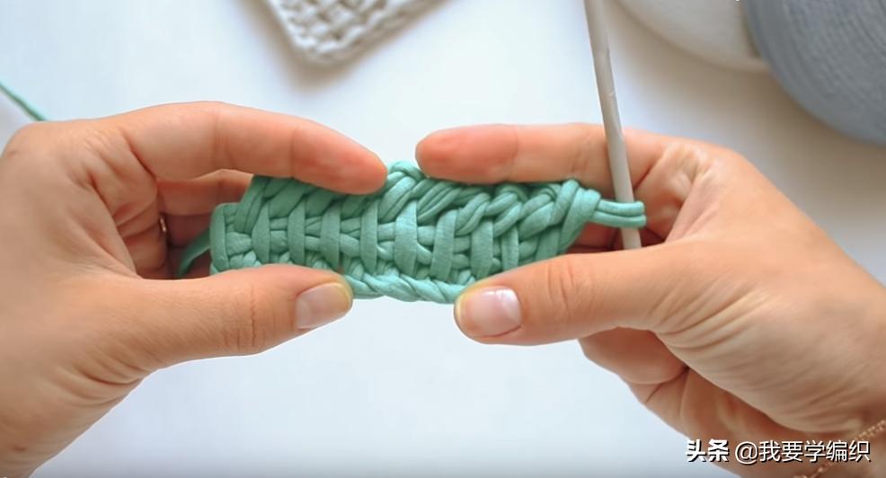 十一与其出门人挤人，不如在家看电视钩包包，一款拼色手提袋教程