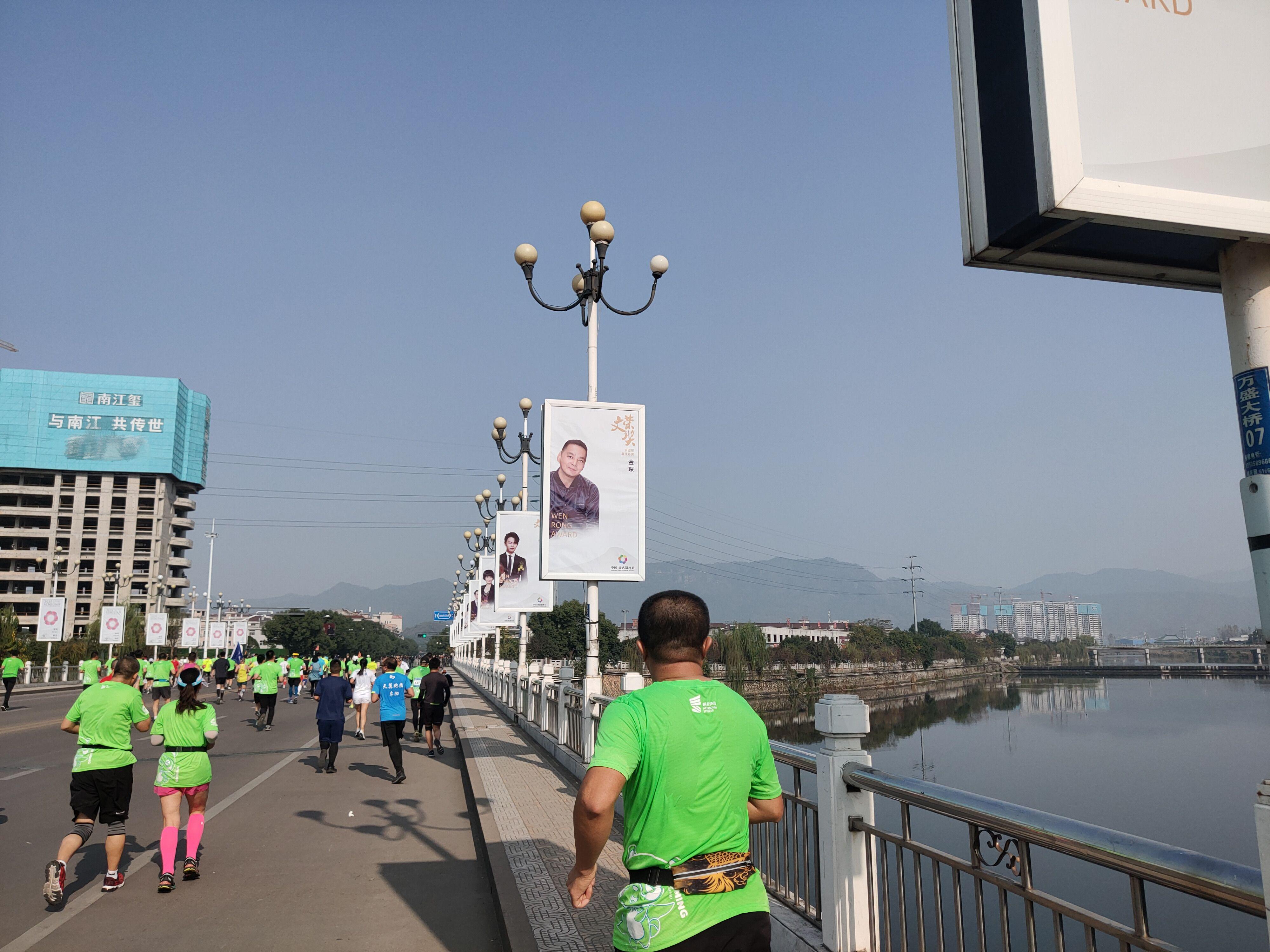 首个全马2022年超燃视频,横店马拉松2023全马颁奖直播