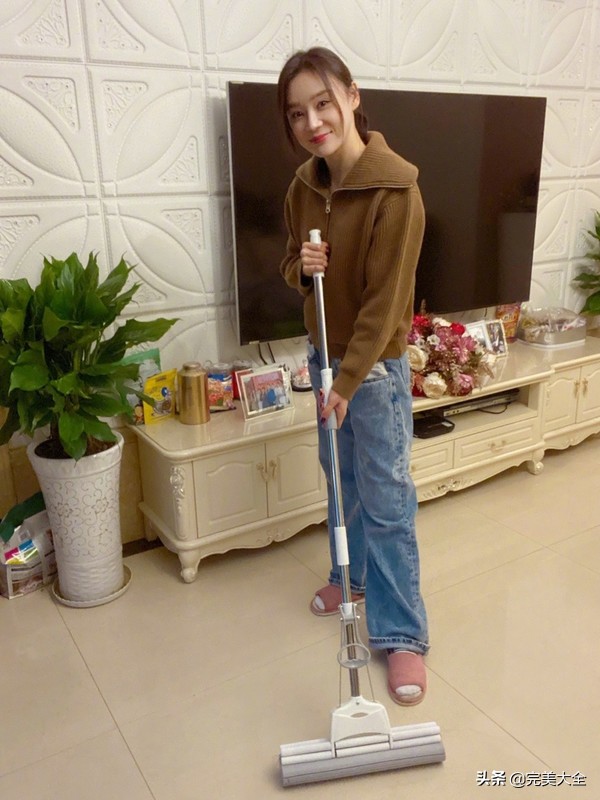 袁姗姗穿黑色皮衣配微喇牛仔裤,袁姗姗穿白色夹克