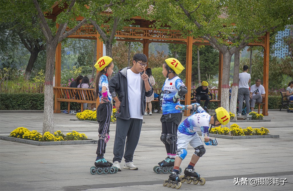 儿童轮滑火热进行中,3-6岁儿童花样轮滑