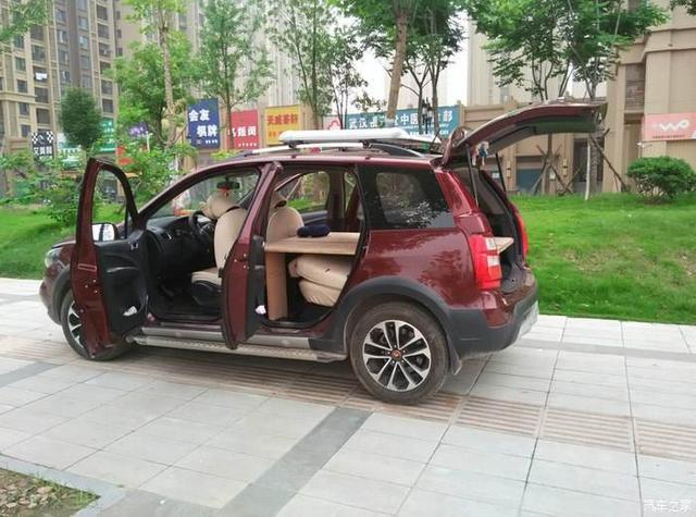 自驾把爱车改成床车,这样熏得不难受吗?如此省钱不可取