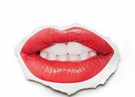 天冷了，嘴唇裂口一舔就疼，光擦润唇膏不行，这3招帮了大忙！