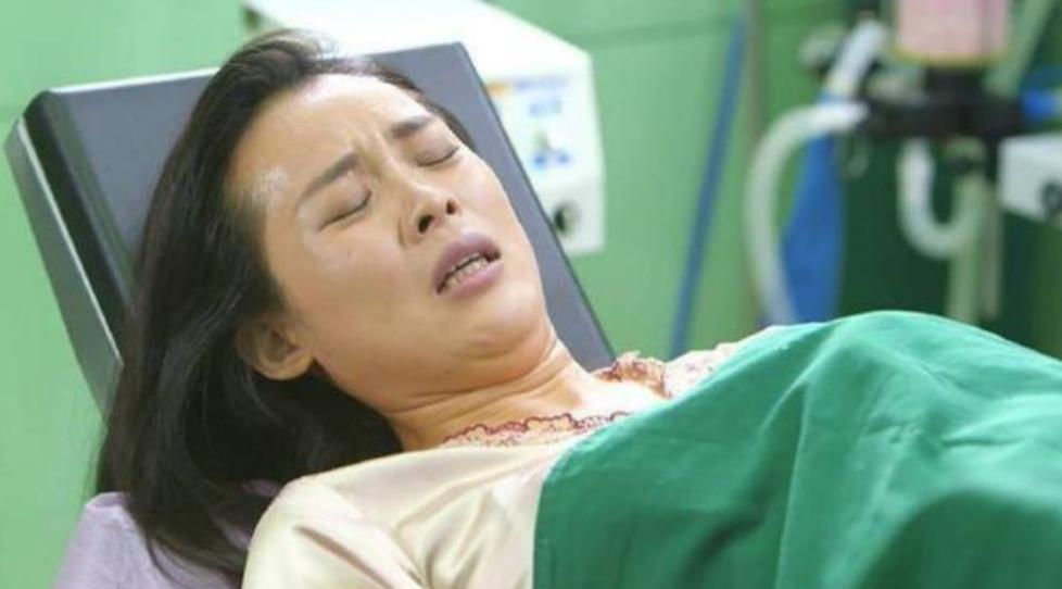 产房拍摄产妇分娩生子的感人瞬间,高龄孕妇分娩过程痛苦