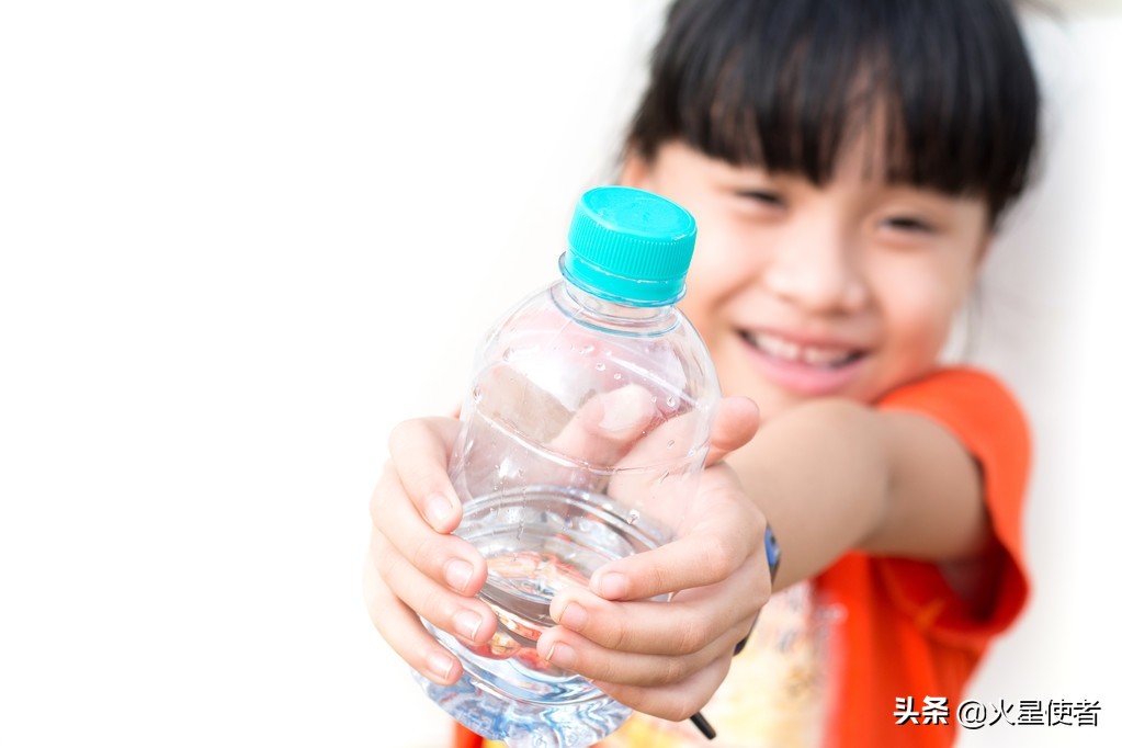 怎么才能让眼睛里的沙子立刻出来,怎么才能把眼睛里的沙子弄出来