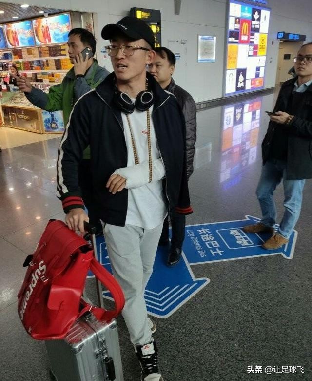 如何看待姜志鹏手臂骨折后入选国家队,并仍为俱乐部首发的行为?