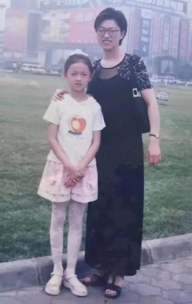 吴谨言和angelababy撞衫又撞脸,吴谨言的颜值巅峰