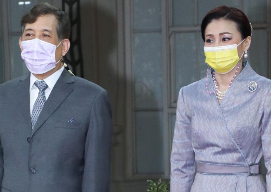 泰王为玉佛更衣,泰王给玉佛换装