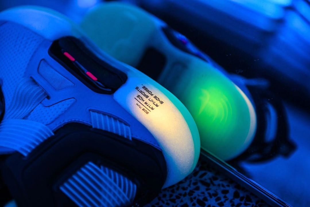 安踏充气蓄能舱篮球鞋,安踏底部有很多透气孔的鞋