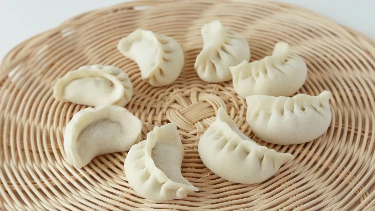 初学包月牙饺子的手法教程,漂亮饺子视频教程