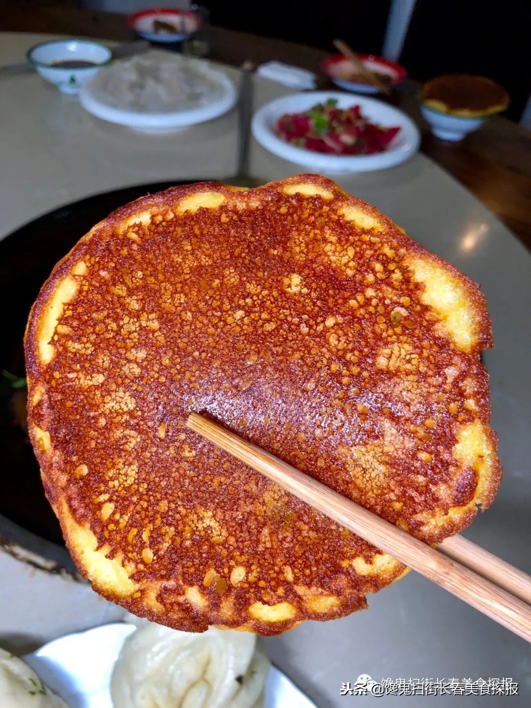 南湖别墅区藏个旧屯子，铁锅炖鱼天天爆满据说空姐都吃胖了！