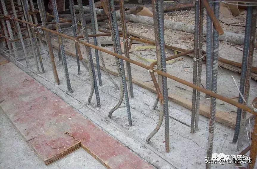 框架柱钢筋位置偏移怎么办,基础钢筋柱子偏移20公分怎么处理