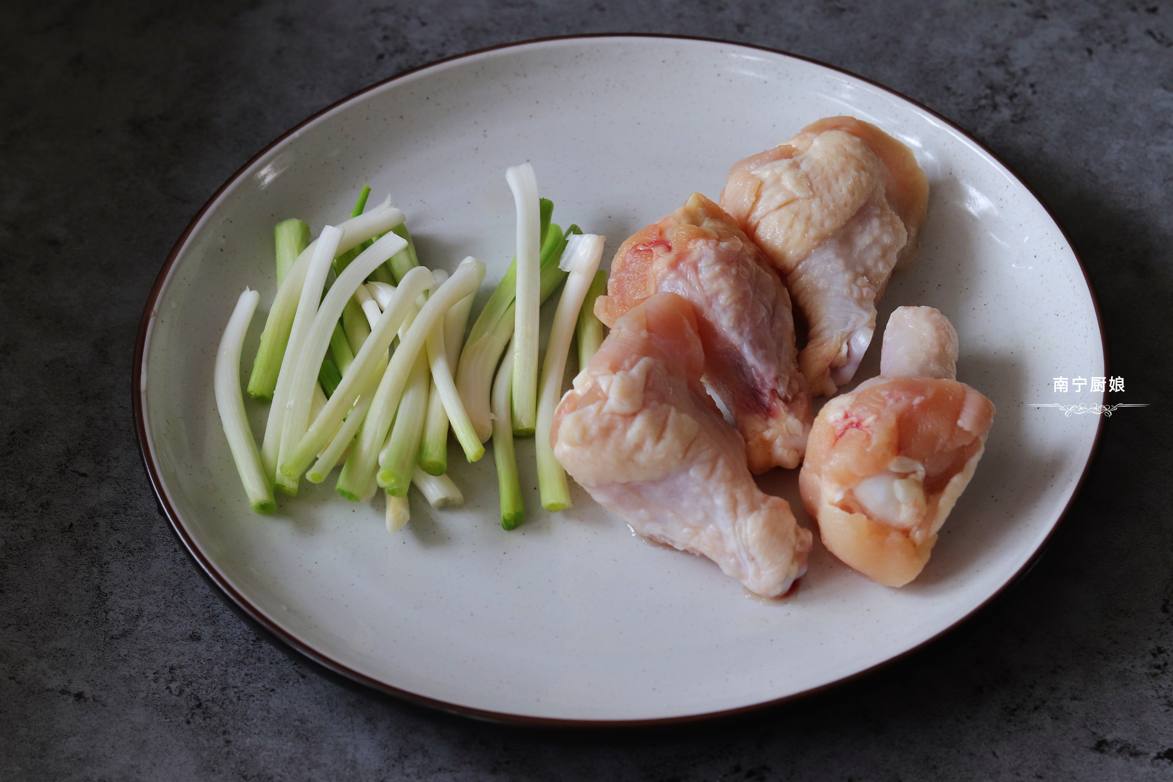 把鸡腿放进锅里煮一下,在电饭锅里焖鸡腿