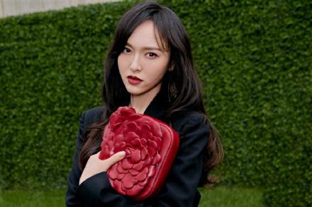 唐嫣生娃后更美了，穿西装裙配皮靴又美又酷，成*女熟**人味挡不住