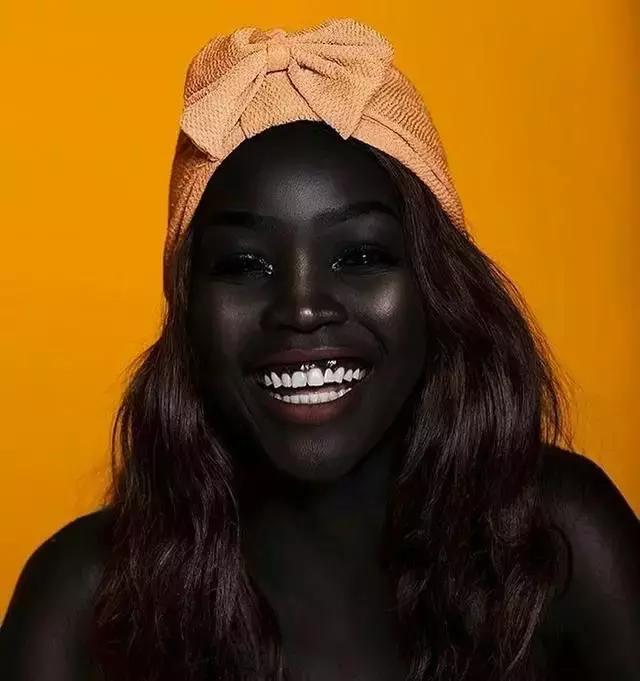 世界上最黑的19岁模特走红网络,全球最黑模特拍照